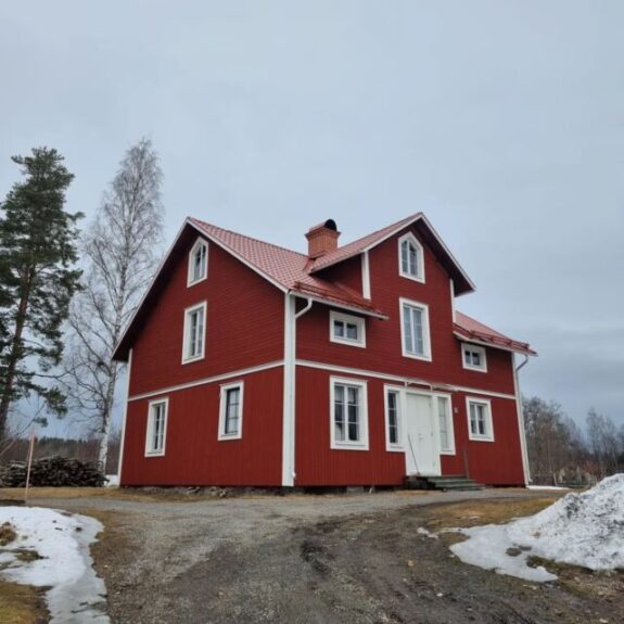 Hus i Sjökalla med ny träpanel